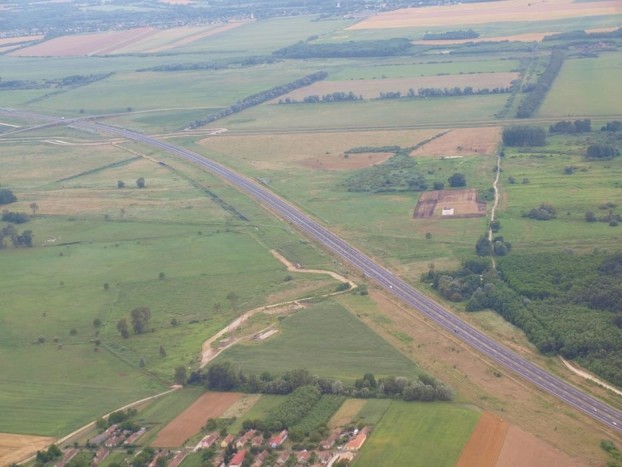 Közel az M7-es - Budapestről 1,5 óra alatt kényelmesen elérhető a pálya