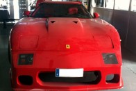 Ferrari utánzatot építeni olyan mint guminővel szeretkezni. Ez a Corvette alapokra épült csoda igénytelenségében übereli a leggyatrább felfújható szeretőt is.