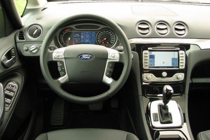 A vezetői környezet hívogató, személyautós, cseppet sem buszos