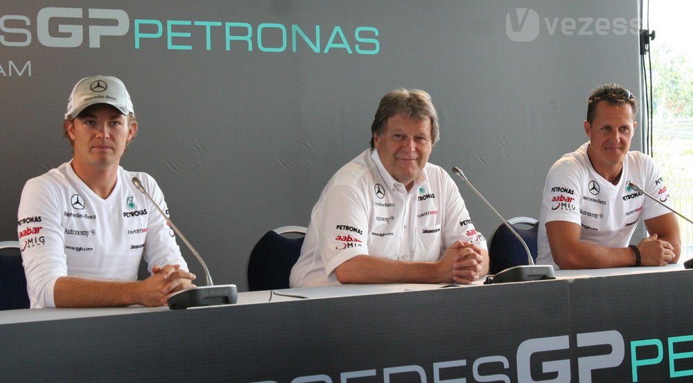 Nico Rosberg, Norbert Haug csapatfőnök és Michael Schumacher vett részt a sajtótájékoztatón. Nem sok mindent mondtak, az F1-ben erős a titkolózás, túl nagy a tét