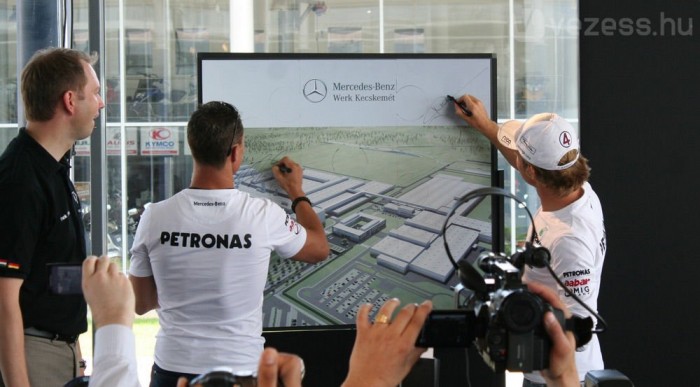 Schumacher nem nyaralna Magyarországon 7 | Vezess Puzzle: a pilóták illesztették helyükre a kecskeméti autógyárat hiányzó elemeit