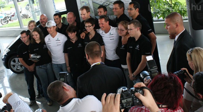 Schumacher nem nyaralna Magyarországon 10 | Vezess 13 dolgozó volt itt az épülő kecskeméti Mercedes-gyárból