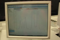 A kromatográf képernyője. Minél közelebb van a piros görbe a kékhez, annál jobban egyezik az FIA előírásaival a Shell benzinje