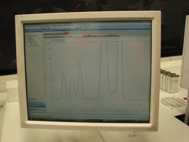 A kromatográf képernyője. Minél közelebb van a piros görbe a kékhez, annál jobban egyezik az FIA előírásaival a Shell benzinje