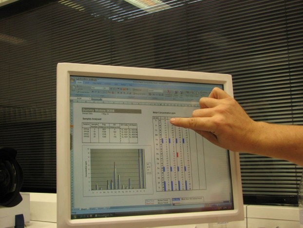 Az olajat vizsgáló centrifuga a motorból származó fémrészecskék arányát vizsgálja a használt olajban. Ha valamiből túl sok van, nem tökéletes a kenés