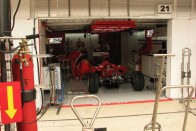 Orr nélkül pihenő 2010-es Ferrari versenyautó két méterre a szemem előtt