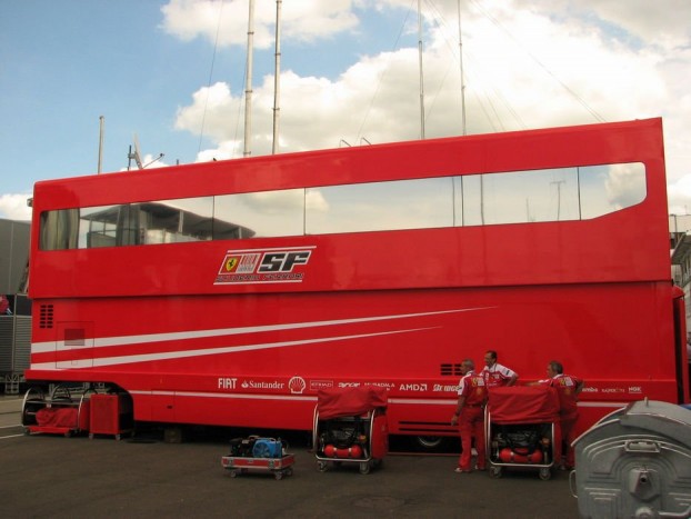 A Ferrari egyik mobil épülete, ebben van az üzemanyaglabor