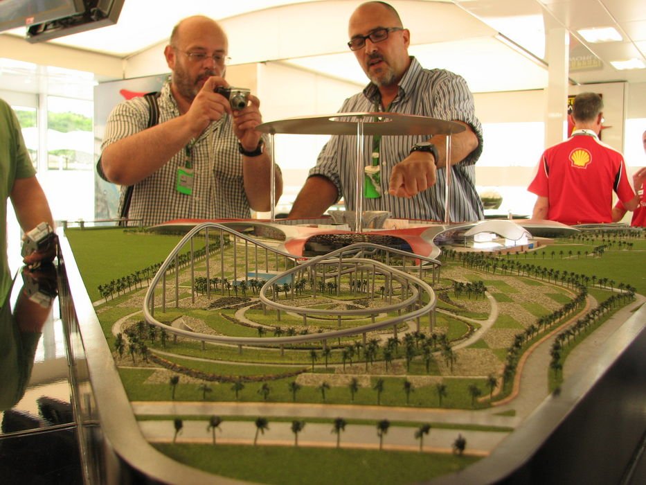 Ez a makett a Dubaiban épülő Ferrari park