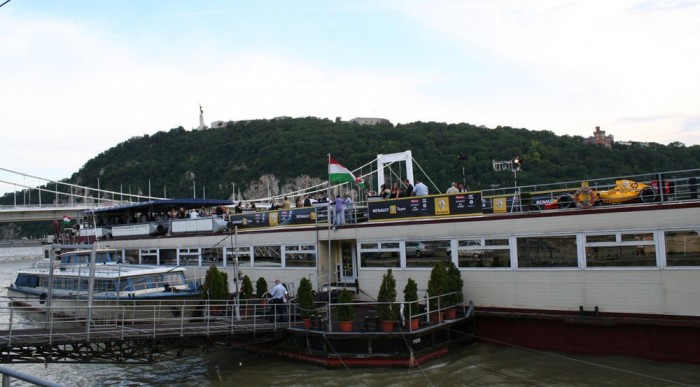 Egy ránézésére semmi különös daru emelte be a rakpartról a hajóra a Forma-1-es autót