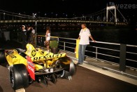 Szabó Géza (fehér ingben) hozta az F1-es show cart egy kopott Masterben