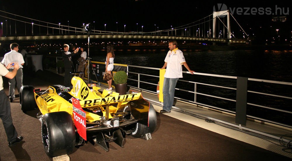 Szabó Géza (fehér ingben) hozta az F1-es show cart egy kopott Masterben