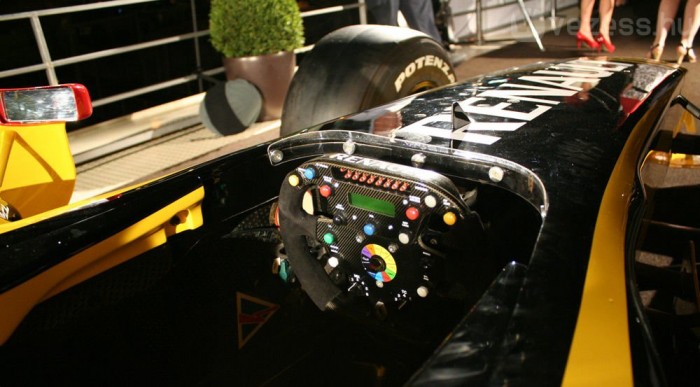 Kőkemény szénszálas műanyag héjban ülnek a versenyzők