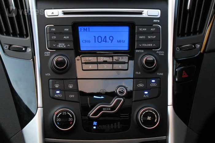 Ez egy kicsit bukta. Mármint a szellőzés irányát meghatározó, egyébként pedig teljesen ésszerű embersziluett - merthogy a Volvo pont ugyanilyet talált ki, csak már jó pár évvel korábban. Persze úgy is fel lehet fogni, hogy miért ne vegyék át, ami jó 