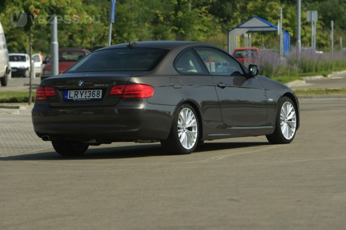 Jól látszik, méretes az az ajtó...