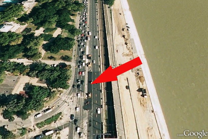 Valahol ott áll már hónapok óta