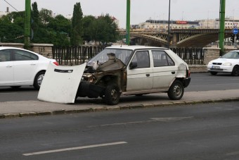 Szemetek a közúton