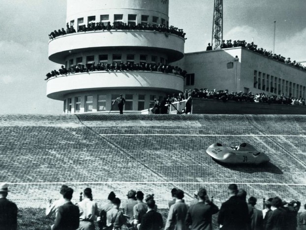 Rosemeyer az Avus versenypályán, padlóig nyomott gázzal