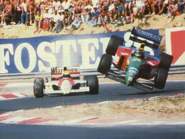 Egy Benetton ugrik el Senna útjából