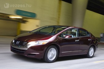 Hibrid és villanyautókkal bővít a Honda