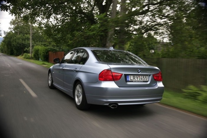 5,7 literrel előzi a sort százon 9 | Vezess Az Efficient Dynamics kasztniját lejjebb engedték az alap-Hármasokhoz képest