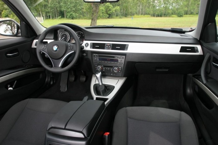 5,7 literrel előzi a sort százon 7 | Vezess Bár ez egy 12 milliós autó, szürke kárpitjaival nem túl izgalmas jelenség