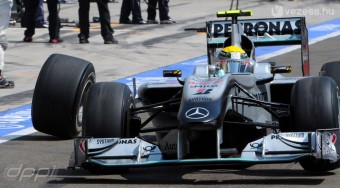 F1: Feladja az évet a Mercedes