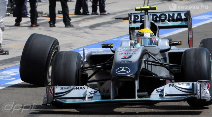 F1: Feladja az évet a Mercedes