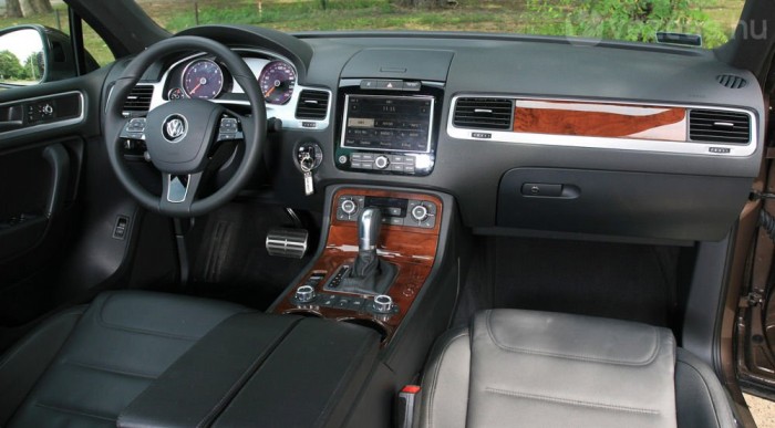 Nem olyan nehézkesen pompás, mint eddig, de igényes a belső tér