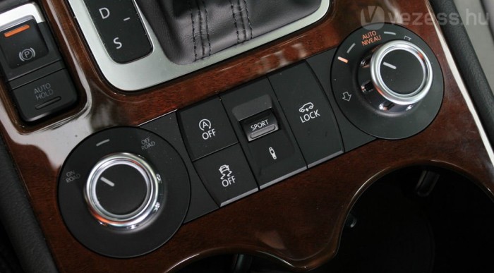 A jobb oldali kapcsolóval változtatható a hasmagasság