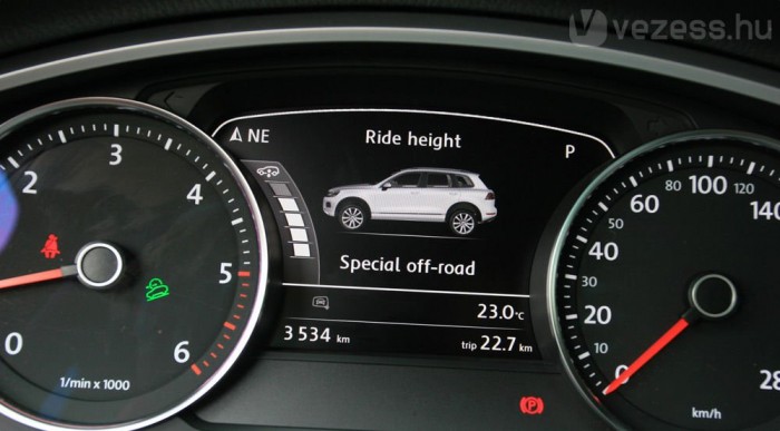 Még egy hurka és a kompresszor felpumpálta a magasba a légrugós autót