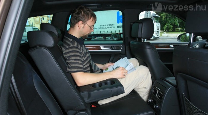 Kényelmesen elférni hátul, de ezt egy Passat is megadja