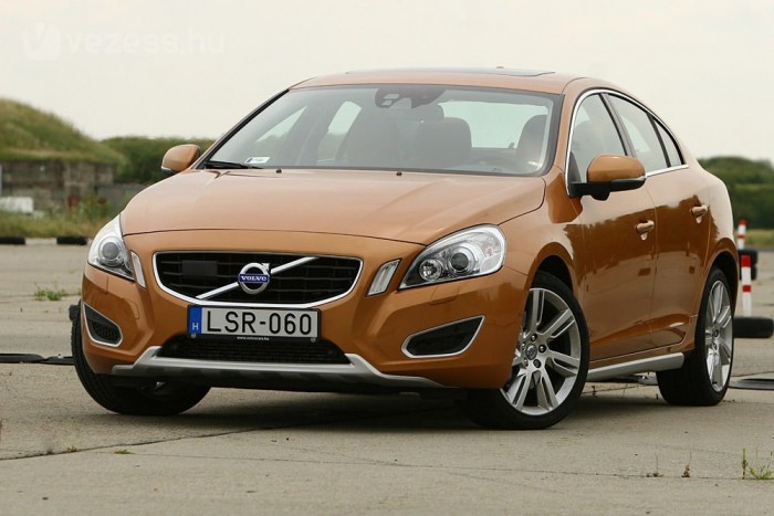Teszt: Volvo S60 2.0T Summum 9 | Vezess A Volvo jól megvárakoztatta a második generációs S60-assal a világot - egy évtized telt el az első bemutatása óta - lássuk, mire vártunk ilyen sokáig. Valóban ez a legsportosabb, legbiztonságosabb Volvo?