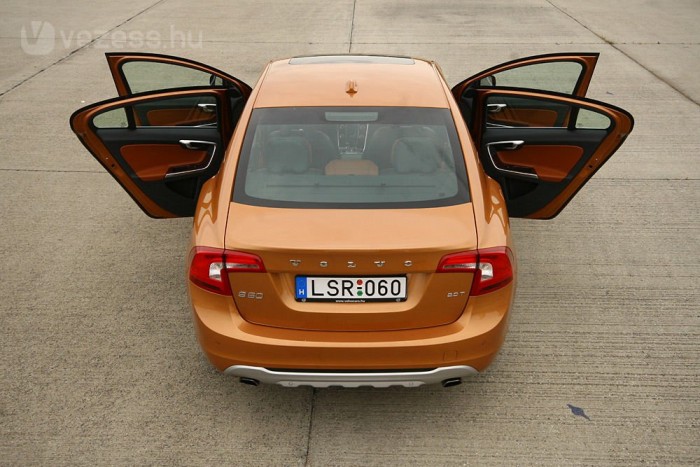 Teszt: Volvo S60 2.0T Summum 6 | Vezess Négyajtós forma