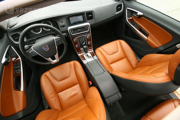 Teszt: Volvo S60 2.0T Summum 7 | Vezess Szép, remek minőségű anyagok az utastérben