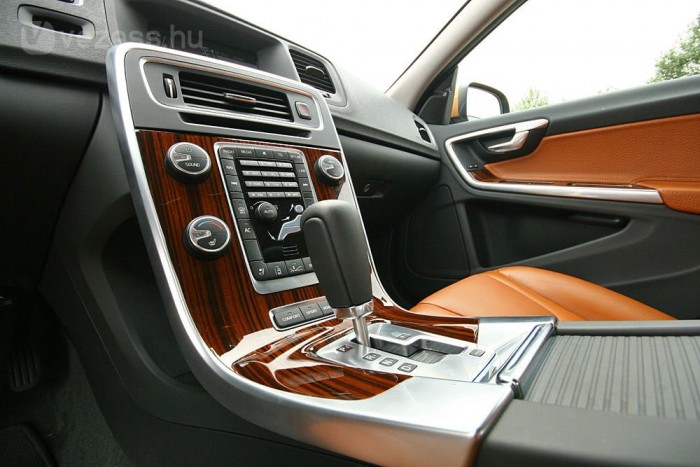 Teszt: Volvo S60 2.0T Summum 8 | Vezess Lebegő középkonzol, nehezen hasznosítható hátsó térrel