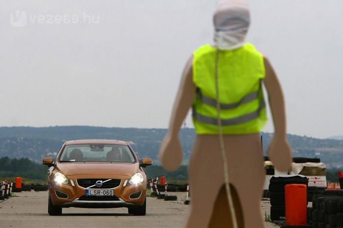 Teszt: Volvo S60 2.0T Summum 11 | Vezess Olafot nyírfaággal kellett megtámasztani a nagy szélben