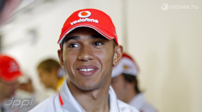 Hamilton belerúg a McLarenbe