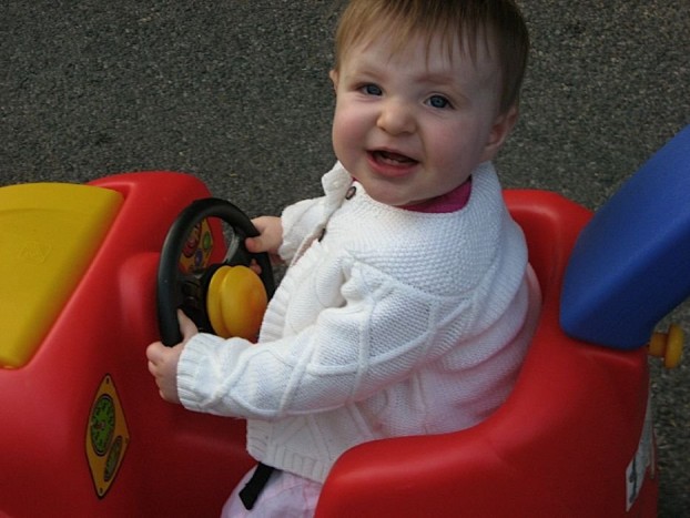 Ő nem kérdez, csak visszatekeri a kormányt a jobbos kanyar bevétele után