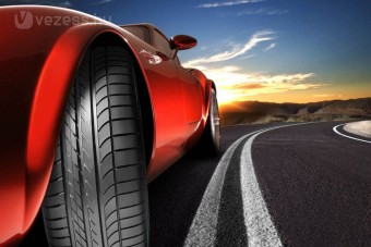 Más gumit választ férfi és nő