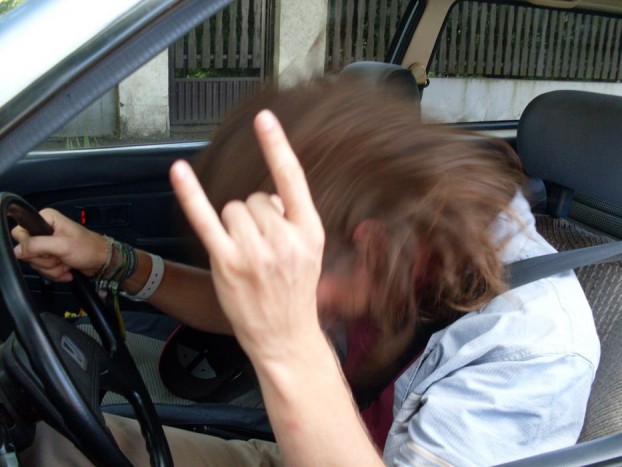 Egyeseknek a hangos zene segít, próbáltuk, a metál ébren tart