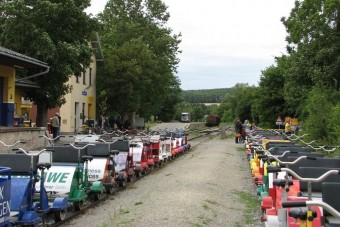 Négy kereke van, sínen megy, mi az?