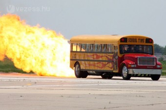 Iskolabusz 500 km/órával