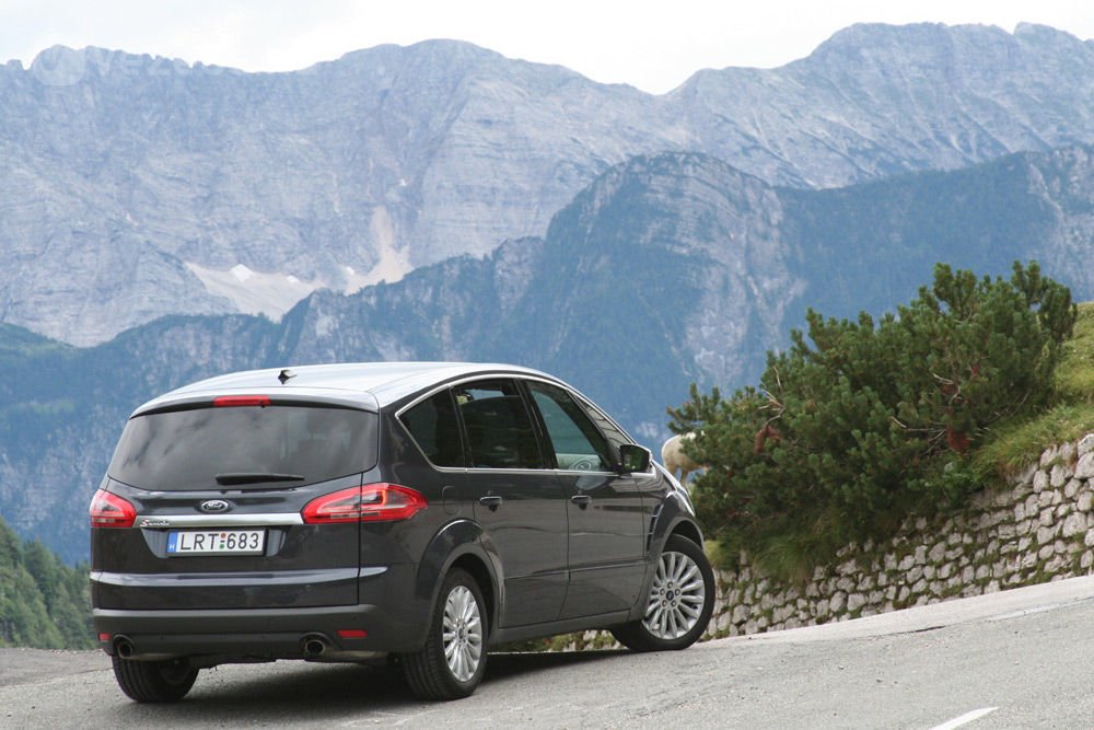 A Mondeo futóműve az S-Maxban is remekel