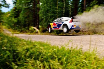 Räikkönen félmeztelenül bolondozik