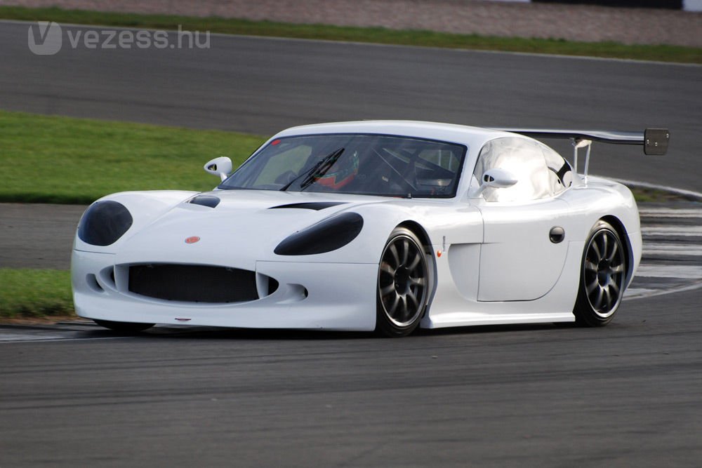 945 kilogrammra jut 300 lóerő