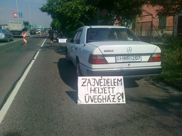 Bezárja őket a fal, mivel nagyon közelre került