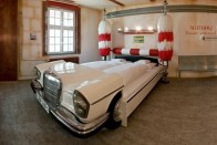 Gyújtáselosztóval álmodsz, a szülinapi tortára Magneti Marelli gyertyákat kérsz? Megnyugtat a V8-as vasak rotyogása? Akkor a V8 Hotel való neked, a benzingőzös mennyország.