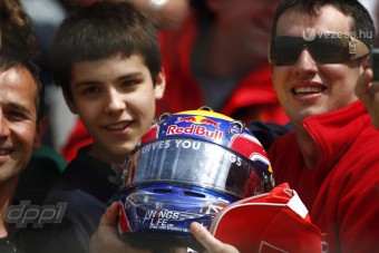 Megéri verekedni Webber sisakjáért