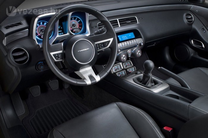 Lemaradunk a 261 lóerős Suzukiról 6 | Vezess Belül is ügyesen idézi a múltat a design