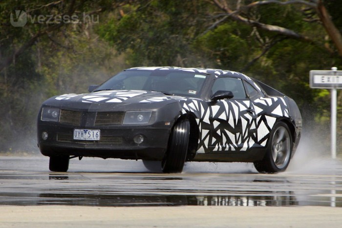 Lemaradunk a 261 lóerős Suzukiról 8 | Vezess Tudják, mitől döglik a légy: V8, hátsókerék-hajtás
